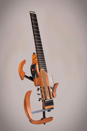 The classical version of the MOOV travel guitar fitted with the optional golpeador, available as an addon.
